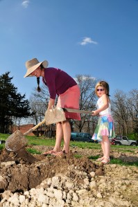Sarah Linsenmeyer and daughter Pearl Zwingle, 4, work at Westwinds Court, a neighborhood garden in Columbia, Mo.  Credit: University of Missouri Cooperative Media Group